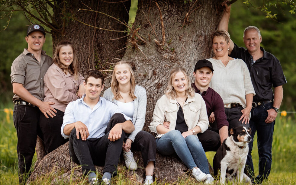 Familie Walker sitzt lachend unter einem grossen Baum