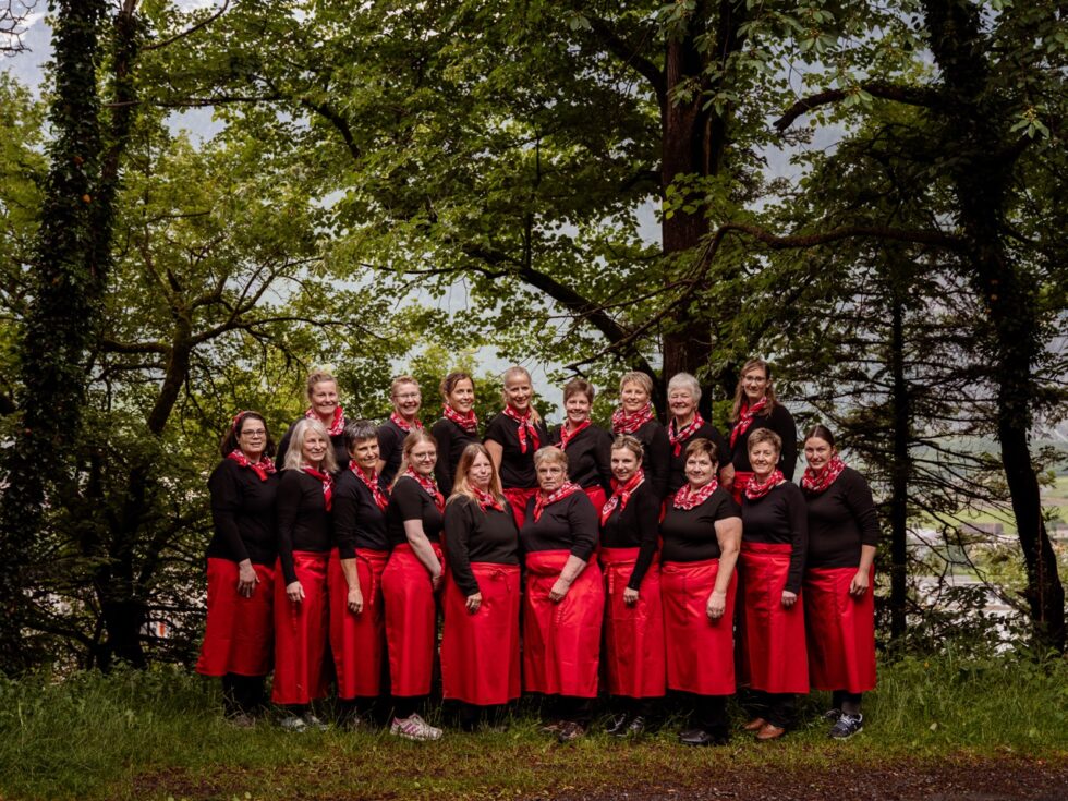 Teamfoto der Uerner Hüsgmachts-Frauen vor Waldkulisse